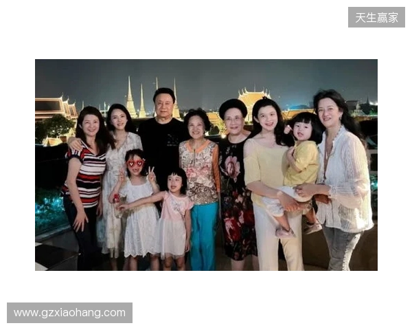 安东内拉晒一家人同美职联奖杯合照：恭喜亲爱的，我们爱你